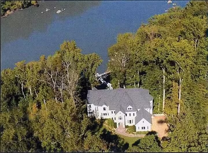Aerial view of the estate above the Potomac River